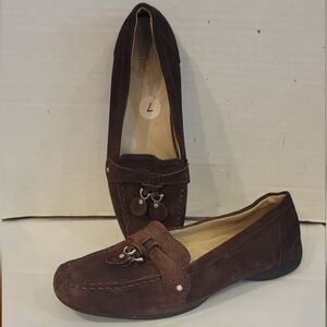 UGG BROWN SUEDE LEATHER SLIP ON FLATS (sz 7)